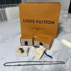LOUIS VUITTON シルバーチャームネックレス