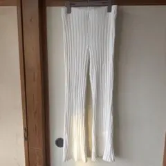 Bershkaホワイトフレアパンツ