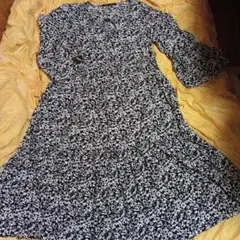 美品ZARAモノトーン花柄ギャザースリーブワンピース