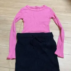 リブ編みピンクトップスと黒スカートセット