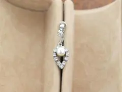 パール風とクリスタル風のドロップ型イヤリング