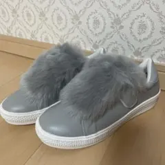 ファー付きグレー合成皮革スニーカー