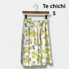 Te chichi テチチ 黄色花柄 フラワープリント 白フレアスカート ひざ丈