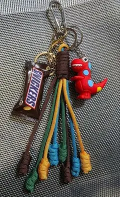 ハンドメイド　バッグチャーム　じゃらじゃらキーホルダー　パラコード　恐竜　チョコ