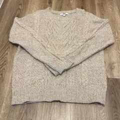 ベージュ ケーブルニット 長袖セーター
