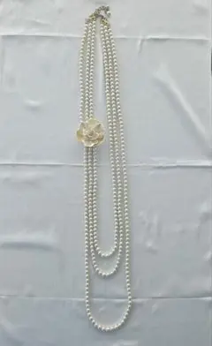 パール調ロングネックレス　取り外し可能なフラワーコサージュ（花モチーフ）付き
