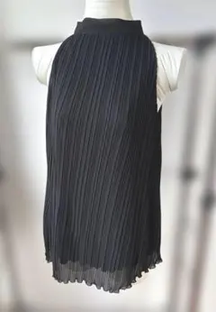 値下げしました 黒いプリーツ　ホルダーネック　アメリカンスリーブ　チュニック