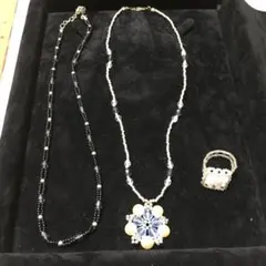 ビーズのネックレス2本 とビーズの指輪1個