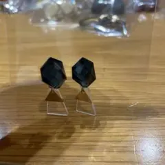 SMELLY ブラック多角形ビーズイヤリング