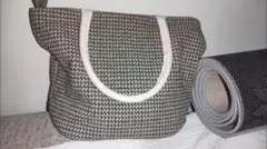 ブラウンとホワイトのチェック柄トートバッグ