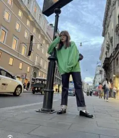川口春奈着用 Sporty & Rich スウェットのサムネイル