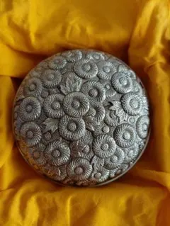 菊紋様 金属製 蓋物 香合