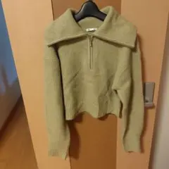 GU 薄グリーンハイネックセーター M