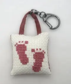 足跡キーホルダー　淡いピンク／浅蘇芳色のクロスステッチ　バック型　ハンドメイド