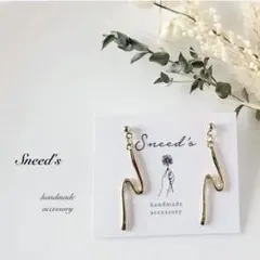 ■ ゴールドひねりチャームピアス/イヤリング