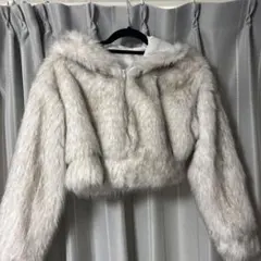 フード付きグレーのファーコート