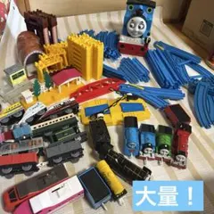 トーマス　プラレール 車両6台と車両基地のセット トーマス プラレール 車両6台と車両基地のセット - メルカリ