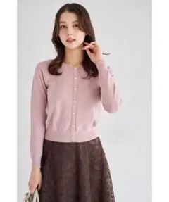 新品　tocco closet コラーゲン加工フラワー釦ニットカーディガンのサムネイル