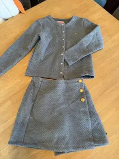 グレーのカーディガンとスカートセット