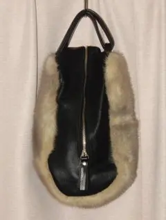 レザー×ファーのシューズバッグのような ハンドバッグ