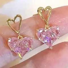 ハート型ピンククリスタルピアス　可愛い　お洒落　個性的　カジュアル　新品　未使用