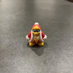 座る星のカービィ　デデデ大王