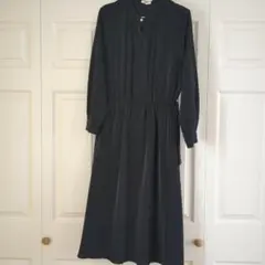 黒いリボン付き長袖ワンピース