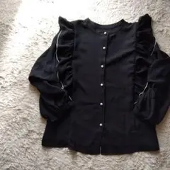 フリル付き黒長袖ブラウス