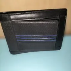 黒いレザー二つ折り財布 ストライプデザイン