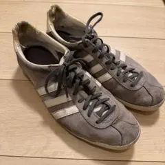 adidas グレー ストライプ スニーカー