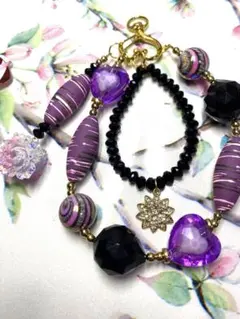 【ハンドメイド】紫と黒の大玉ビーズキラキラ薔薇　紫ハート♪ 〜バッグチャーム〜
