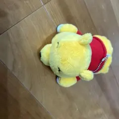 くまのプーさん ぬいぐるみ 赤いシャツ、服に付けらる