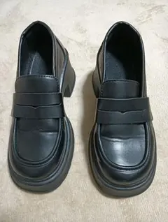 厚底ブラックローファー