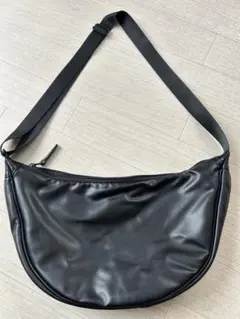 ユニクロC レザータッチラウンドショルダーバッグ