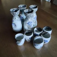 青い花柄の陶器製お猪口と酒器セット