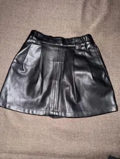 黒い合成皮革プリーツスカート