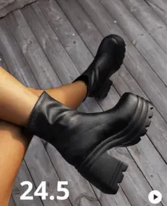 厚底 スリム フィット 黒ブーツ 24.5