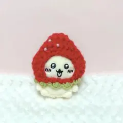 ちいかわ　うさぎ　お座りぬいぐるみ　ぬい服　いちごのかぶりもの