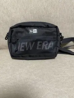New ERA（ニューエラ）「ショルダーポーチ ラージ 2L プリントロゴ