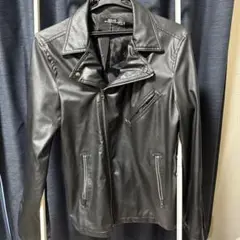 黒いレザージャケット ライダース