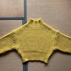 イエロー ハイネック クロップドニットセーター