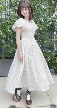 Fi.n.t フリル使い小花柄シャーリングワンピース