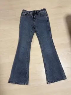GU スリムフレアジーンズ　sサイズのサムネイル