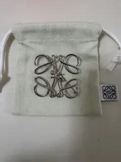 LOEWE アナグラム ブローチ シルバーのサムネイル