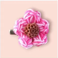 ピンクの花形毛糸ブローチ　ハンドメイド