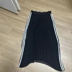 adidas ブラック プリーツ フレアスカート