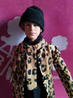 バービーケンヒョウ柄コートとニット帽のアウトフィット