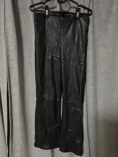 ZARA 黒 レザー風 フレアパンツ