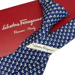 極美品⭐︎サルヴァトーレフェラガモ シルク100% イタリア製ネクタイ ブルー