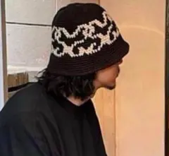 黒と白の編み物ビーニー帽
